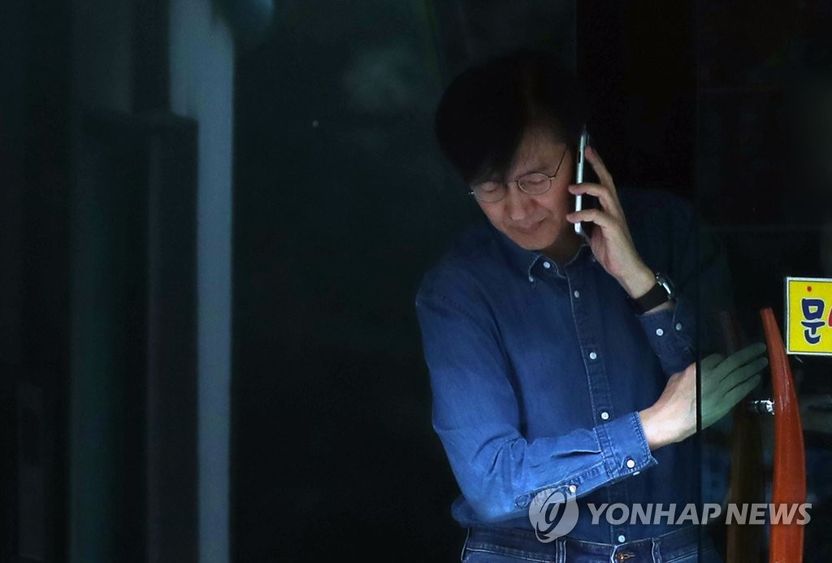 조국 법무장관의 하루, '굳은 얼굴'로 외출 그리고 복귀 기사 관련이미지