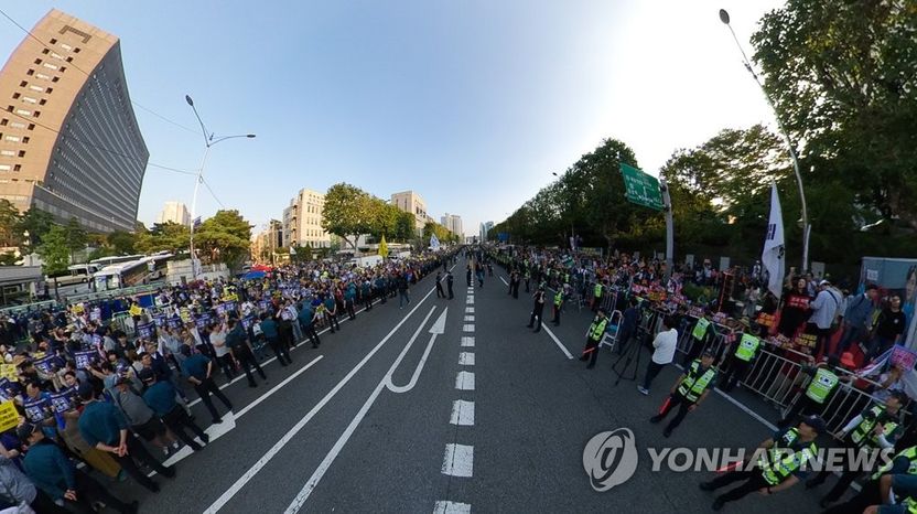 “국민의 명령" vs. "테러"⋯ ‘촛불집회’를 보는 서초동의 두 시선 기사 관련이미지