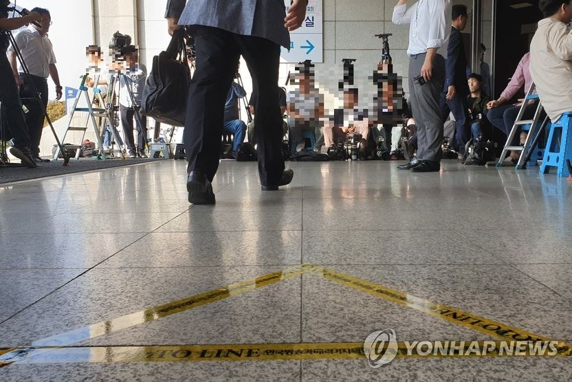‘조국 부인 소환’으로 본 검찰의 오락가락 포토라인 기준 기사 관련이미지