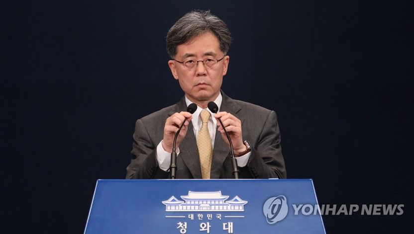 외교관 무릎 꿇린 김현종 靑차장, '직장 내 괴롭힘' 처벌 불가능한 이유 기사 관련이미지