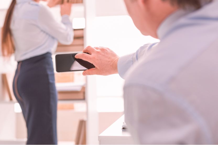 “몰래 찍은 내 사진을 채팅방에 공유한 동창을 신고하고 싶어요” 기사 관련이미지