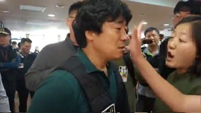 “깡패X끼” 격렬 항의⋯압수수색 영장 가지고도 대학생에 무기력했던 경찰 기사 관련이미지