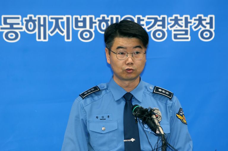 해양경찰청 관계자는 독도 인근 해상에서 추락한 소방구급헬기와 관련해 취재진의 질문에 답하고 있다. /연합뉴스