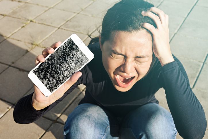 기차를 타다가 모르는 사람이 팔을 치는 바람에 200만원짜리 스마트폰이 파손됐다. 이 경우, 형사 고소로는 해결 할 수 없지만 민사 소송을 통해 손해배상 청구를 할 수 있다. 해당 사진은 기사와 관련 없음. /게티이미지코리아