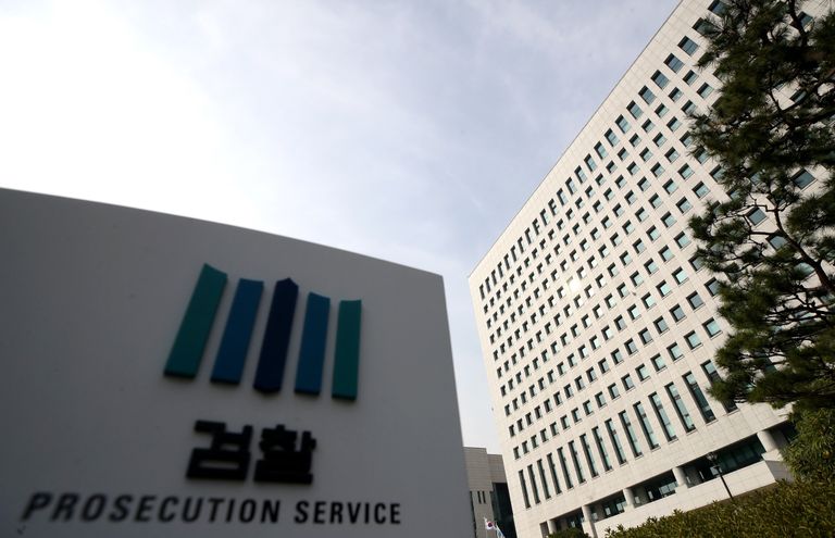 법무부의 오늘 발표에 따르면 특정 사건을 수사 중인 검사가 해당 피의자의 변호를 맡은 변호사와 친분이나 연고가 있다면 최악의 경우 해당 사건에서 물러나야 한다. /연합뉴스