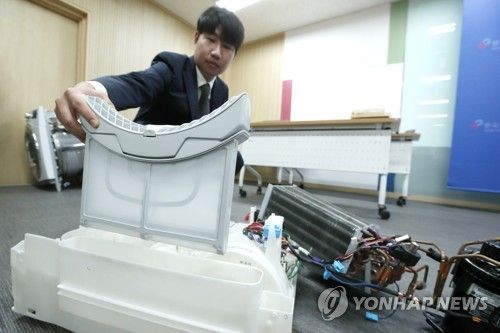 지난 8월 29일 한국소비자원은 LG전자 건조기 피해 사례의 사실조사를 실시한 결과 의류 건조기의 콘덴서 자동세척 기능이 미흡해 콘덴서에 먼지가 쌓이고, 자동세척에 활용된 응축수가 배출되지 않고 내부에 잔류해 곰팡이 및 악취가 발생한다고 밝혔다. LG전자는 소비자원의 시정 권고에 따라 판매된 건조기 전부에 대해 무상 수리 조치를 실시하기로 했다. /연합뉴스