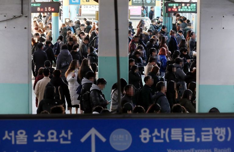 [노조 파업으로 붐비는 지하철] 철도노조가 총파업에 돌입한 20일 인천시 부평구 부평역이 출근 시민들로 가득 차 있다. /연합뉴스