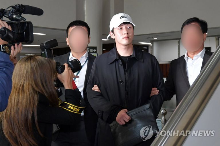 지난해 10월 23일 가수 구하라씨를 폭행하고 성관계 동영상을 유포하겠다고 협박한 혐의를 받고 있는 전 남자친구 최종범씨가 구속영장 실질 심사를 위해 법원에 출석하고 있다. /연합뉴스