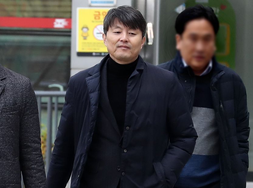 한방에 유재수 구속한 검찰⋯'감찰 무마 의혹' 받는 조국은 사면초가 기사 관련이미지