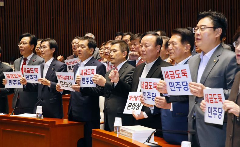 민주당과 한국당의 예산 싸움에…기재부 공무원 185명, 새우 등 터질 위기 기사 관련이미지