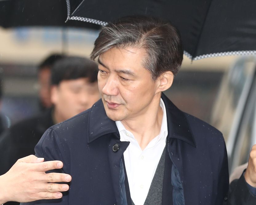 법원 출석한 조국 전 장관, '피의자 대우'에 심기 불편 기사 관련이미지