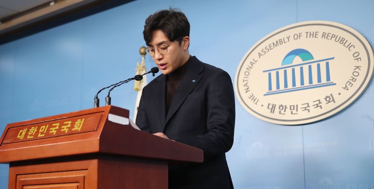 미투 논란 의혹이 제기된 더불어민주당 2번째 영입인재인 원종건 씨가 28일 서울 여의도 국회 정론관에서 입장을 밝히고 있다. /연합뉴스