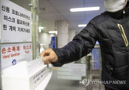 '무료 마스크' 되팔이, 처벌 가능한가요? 변호사 "절도죄와 사기죄로 가능합니다" 기사 관련이미지