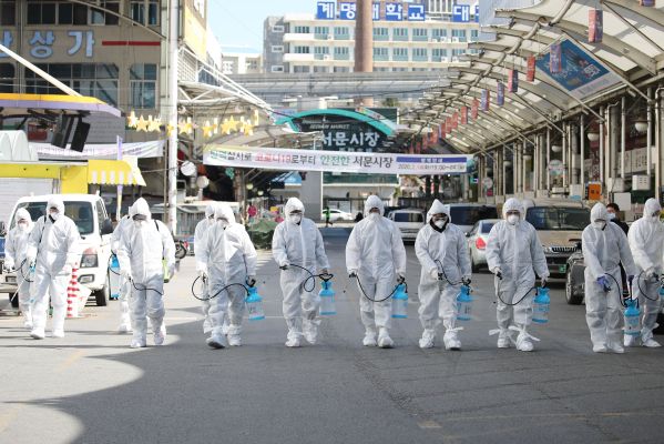 23일 오후 신종 코로나바이러스 감염증(코로나19) 여파로 임시 휴업을 한 대구시 중구 서문시장에서 상가연합회 관계자들이 방역 작업을 하고 있다. /연합뉴스