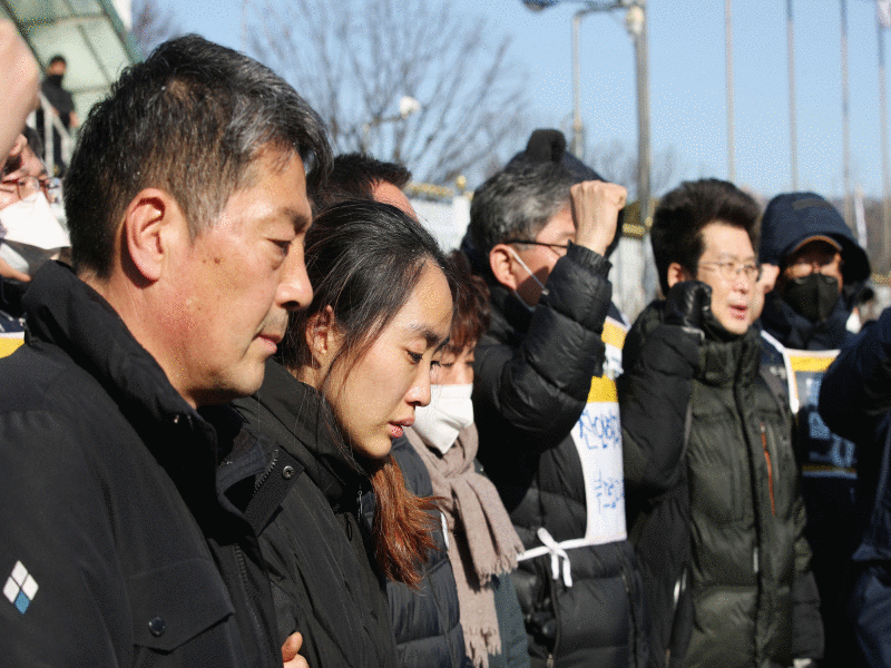 고 문중원 기수 유가족이 27일 행정대집행으로 정부서울청사 인근에 설치된 천막 농성장이 행정대집행으로 철거된 뒤 열린 기자회견에서 눈물을 보이고 있다. /연합뉴스