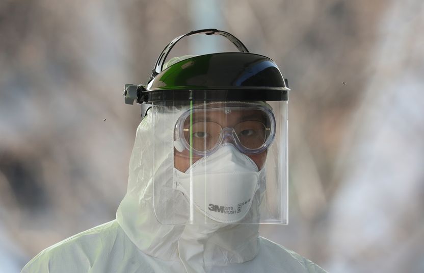 "여기 입원하기 싫다고!" 간호사 머리채 잡고 난동부려 도주한 확진자 기사 관련이미지
