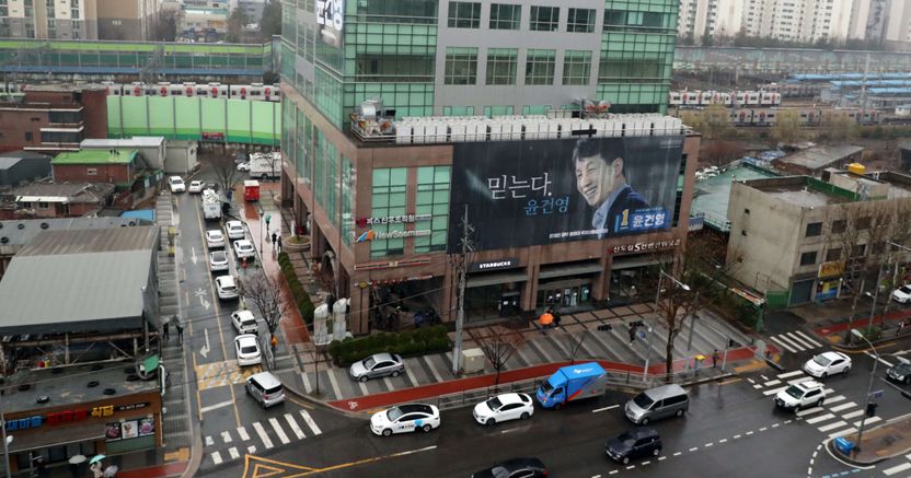 '제2의 신천지 사태' 될 수 있는데⋯64명 확진자 나온 건물을 완전 폐쇄할 수 없는 이유 기사 관련이미지