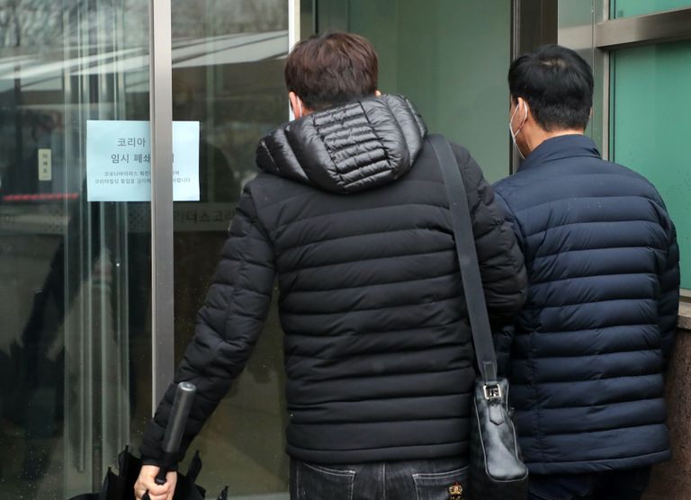 확진자가 나온 신도림 콜센터 건물 뒷문으로는 사람들이 오가고 있다. / 연합뉴스