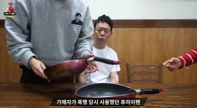 가해자는 소주병과 철제 프라이팬을 휘두르며 12분간 폭행을 이어갔는데, 철로 만들어진 팬이 휠 정도였다. /유튜브 캡처