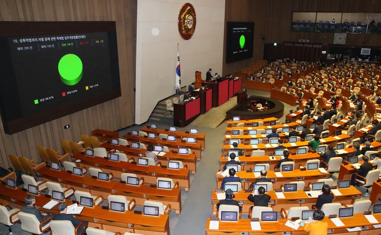 'n번방 사건' 등 텔레그램을 비롯한 온라인 SNS 공간에서의 성 착취물 동영상 공유 등 디지털 성범죄를 방지하기 위한 내용의 법안인 '성폭력처벌법 개정안'이 5일 국회 본회의에서 통과되고 있다. 하지만 이 법안은 가장 악랄했다고 알려진 운영자 '박사'에겐 적용하지 못할 것으로 보인다. /연합뉴스