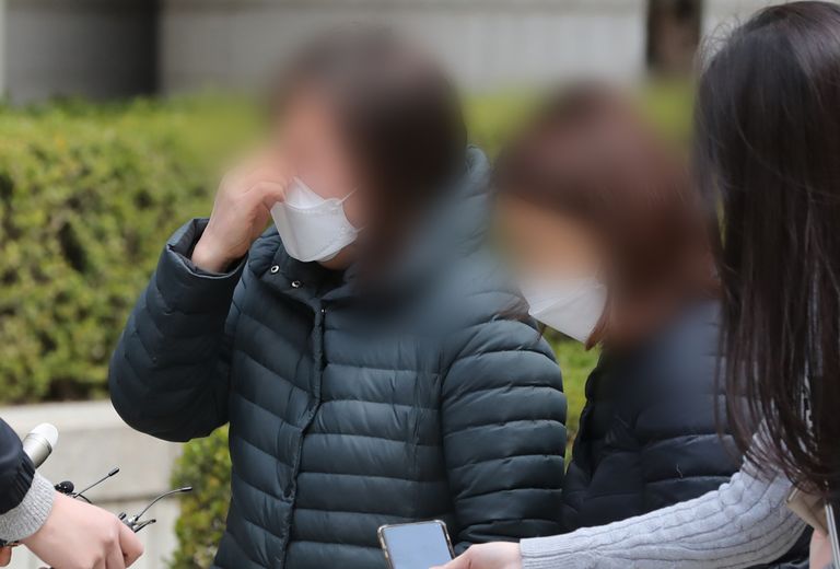 19일 서울 서초동 서울고등법원에서 '한강 몸통시신 사건' 피의자 장대호(38)의 항소심 공판을 지켜보고 나온 피해자 유족들이 장대호의 태도에 분통을 터뜨리며 눈물을 흘리고 있다. 이날 검찰은 원심 구형과 같은 사형을 선고해달라고 재판부에 요청했다. /연합뉴스