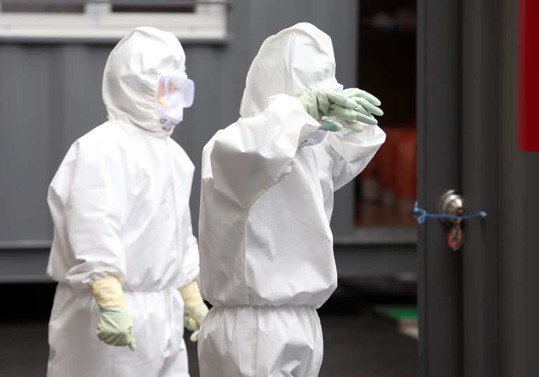 27일 대구시 중구 계명대학교 대구동산병원에서 의료진이 휴식을 취하기 위해 신종 코로나바이러스 감염증(코로나19) 환자들이 있는 병동을 잠시 나오고 있다. /연합뉴스