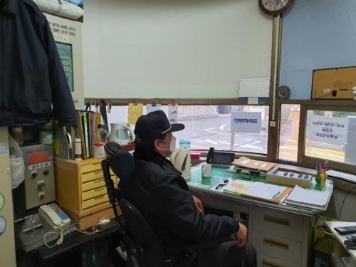 단속은 빠르게, 입법은 나중에⋯현실은 안중에 없는 경비원 '경비 외 업무 금지' 기사 관련이미지