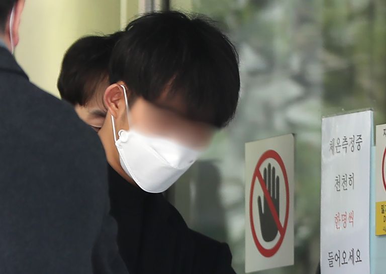 텔레그램 성착취물 공유방을 운영한 '박사'의 공범 공익에게 개인 정보를 무단 열람 당한 사람들의 명단이 공개됐다. '워낙 널리 알려진 사건이고, 공개된 정보와 조합되면 2차 피해가 우려된다'고도 했지만 송파구청측은 "문제없다"는 답변을 반복했다. /연합뉴스