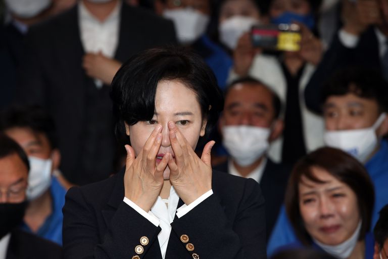 더불어민주당 서울 동작을 이수진 후보가 16일 서울 동작구 선거사무실에서 당선이 확실시되자 소감을 말하고 눈물을 닦고 있다. /연합뉴스