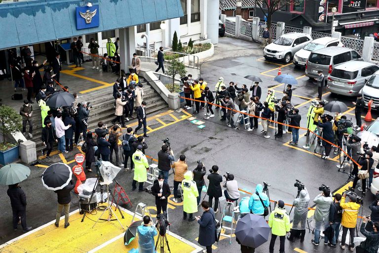 텔레그램 '박사방'에서 운영자 조주빈을 도와 대화방 운영 및 관리에 관여한 공범 '부따' 강훈이 17일 서울 종로경찰서에서 검찰로 송치되고 있다. /연합뉴스