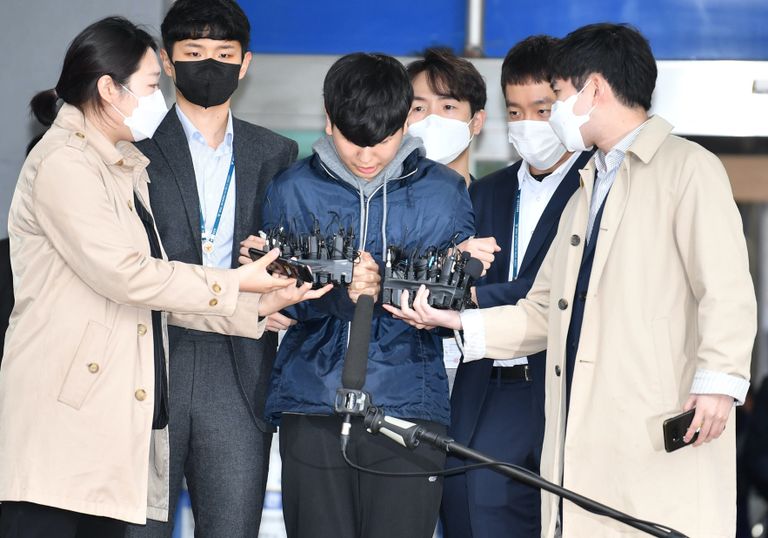 텔레그램 '박사방'에서 운영자 조주빈을 도와 성 착취물 제작·유포에 가담한 혐의로 구속된 '부따' 강훈이 17일 종로경찰서에서 검찰로 송치되고 있다. /연합뉴스