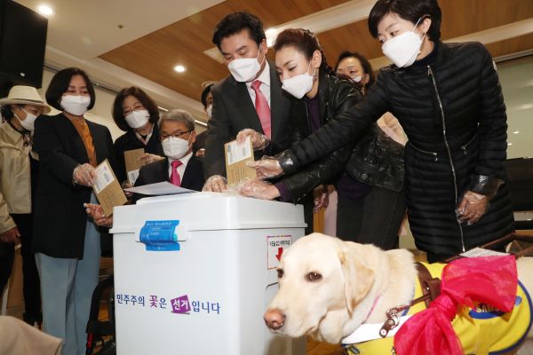 미래한국당 원유철 대표와 비례 4번 이종성, 비례11번 김예지 후보 등이 10일 서울 영등포구 여의동주민센터에서 제21대 국회의원 선거 사전투표를 하고 있다. 안내견 조이도 보인다. /연합뉴스