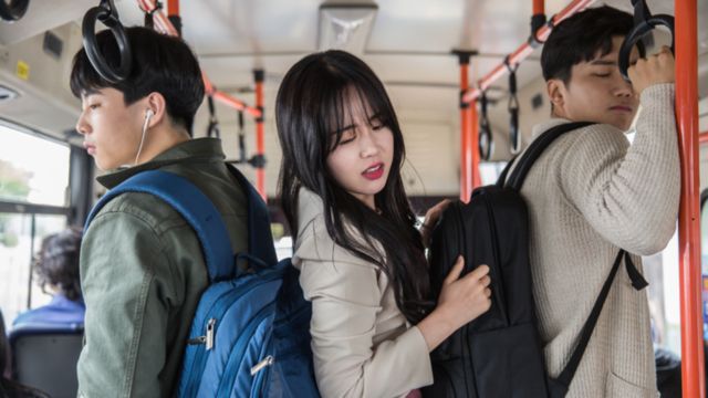 버스에서 내리다가 다른 승객과 부딪혔는데⋯그 사람이 날 고소했다, 재물손괴죄로 기사 관련이미지