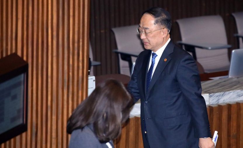 재난지원금 두고 갈등⋯홍남기 부총리, 민주당에 대놓고 반대할 수 있는 건 '헌법' 덕분 기사 관련이미지