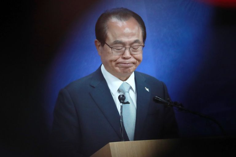 23일 부산시청에서 오거돈 부산시장이 여성 성추행 사실을 인정하는 사퇴 기자회견을 열고 있다. /연합뉴스