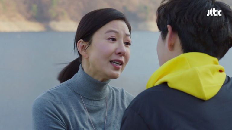 드라마에서 김희애는 아들에게 자신을 선택하라고 강요한다. /jtbc 캡처