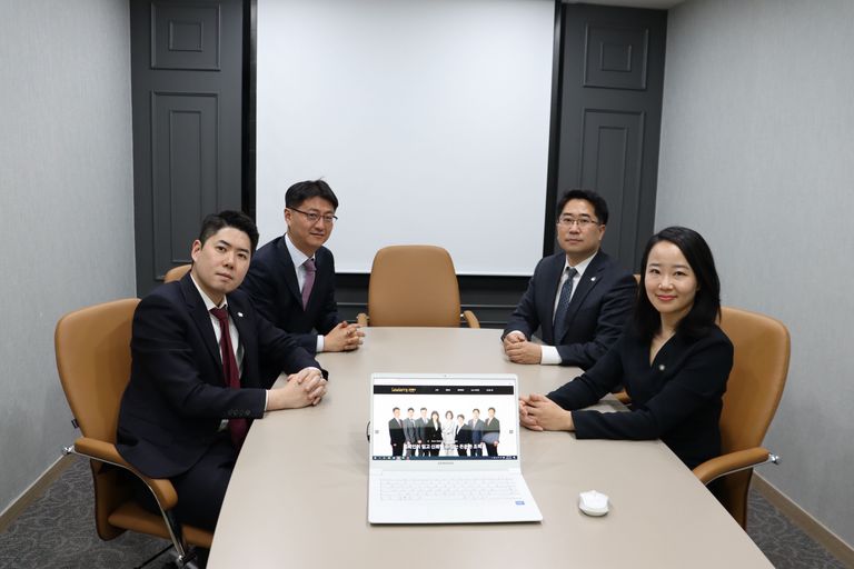 남성이혼센터(법률사무소 로베리)의 박원연 변호사(오른쪽 두번째)와 동료 변호사들 /법률사무소 로베리