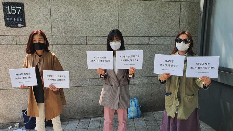 이날 서울시 서초구 서울중앙지방법원에서는 오전부터 많은 사람들로 붐볐다. n번방 핵심 가담자와 '박사' 조주빈의 공판준비기일이 열리는 날이었기 때문이다. /서초=최종윤 기자