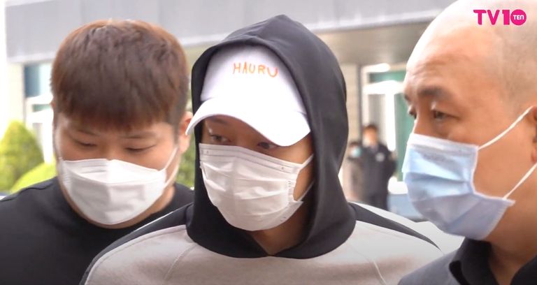 가수 겸 배우 박유천이 22일 경기 의정부시 의정부지법 신관에서 열린 감치재판에 출석하고 있다. /유튜브 캡처