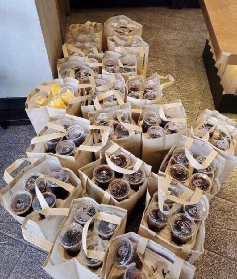 사은품 가방만 챙겨 떠난 손님이 주문한 299잔의 커피. /SNS 캡처