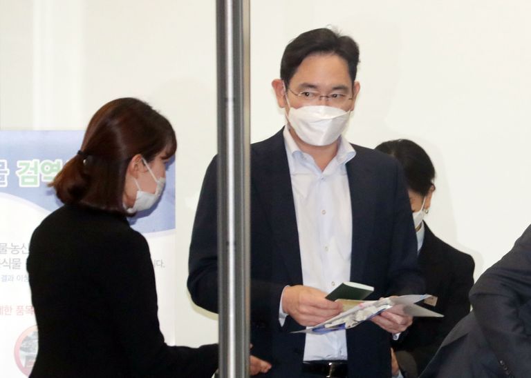중국 시안 반도체 공장 방문을 마치고 김포공항을 통해 귀국한 이재용 삼성전자 부회장이 19일 오후 신종 코로나바이러스 감염증(코로나19) 검사를 받기 위해 공항 인근 대기 장소에 도착하고 있다. /연합뉴스