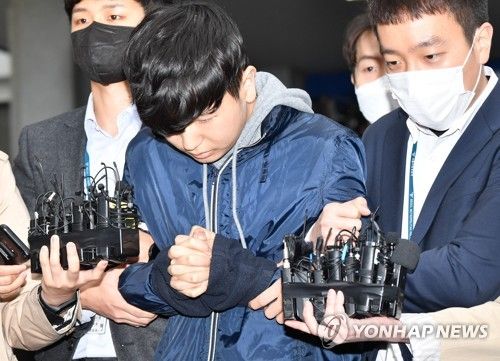 "나도 협박당한 피해자" 주장하는 부따 강훈⋯변호사들이 보기엔 "응, 아니야" 기사 관련이미지