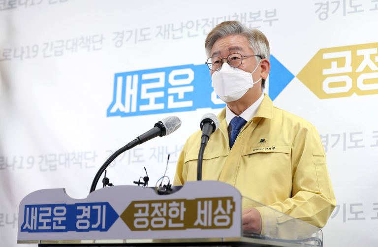 이재명 경기지사가 28일 경기도청 브리핑룸에서 신종 코로나바이러스 감염증(코로나19) 확진자가 다수 발생한 부천 쿠팡 신선물류센터(제2공장)에 대한 2주간 집합금지 조치 결과를 발표하고 있다. /연합뉴스