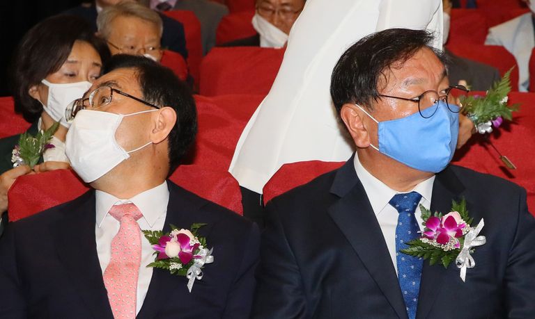 제21대 국회 개원을 하루 앞둔 29일 국회 의원회관에서 열린 문희상 국회의장 출판기념회 및 퇴임식에서 더불어민주당 김태년 원내대표(오른쪽)와 미래통합당 주호영 원내대표가 나란히 앉아 다른 곳을 바라보고 있다. /연합뉴스