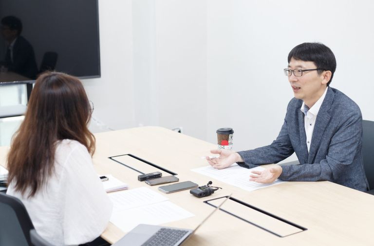 '쓰기 쉬운 판결문'이 아니라 '읽기 쉬운 판결문'이 중요하다고 말한 이인석 판사. 국민들이 판결문을 읽기 쉬워야 비판과 칭찬을 통해 법의 취지가 잘 구현되고, 이른바 법치국가에서 살 수 있다고 설명했다./서초=조하나 기자 