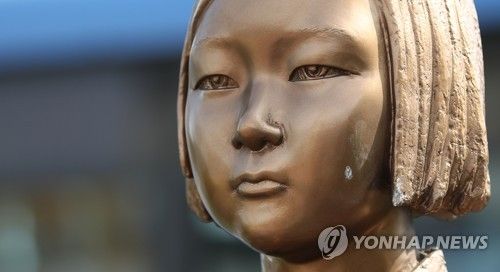 돌덩어리로 '평화의 소녀상' 내리찍고, 욕설도 했는데⋯'모욕죄'로 처벌하지 못하는 이유 기사 관련이미지