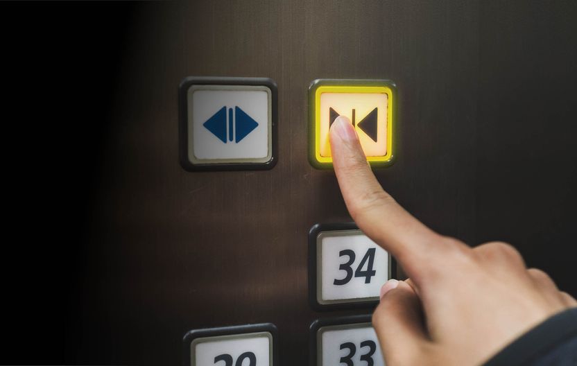 엘리베이터 타자마자 닫힘 버튼 '꾹꾹' 눌렀다가 벌금 100만원 물게 된 학원강사 기사 관련이미지