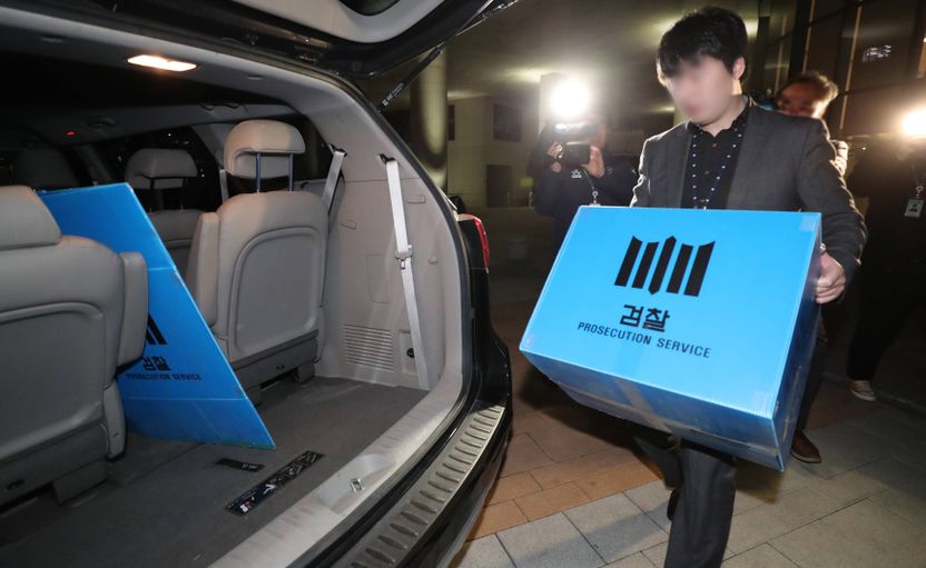 "법치주의 침해" vs. "성역은 없다" 변호사들도 의견 분분한 '변호사 압수수색' 기사 관련이미지