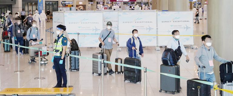 24일 공군 공중급유기 'KC-330'를 타고 인천공항에 도착한 이라크 파견 근로자들이 입국장을 나서고 있다. /연합뉴스
