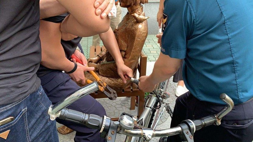 소녀상에 자전거 묶었던 남성, 자물쇠 자른 경찰 역으로 고소했다⋯처벌 가능성은? 기사 관련이미지